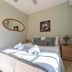 Апартаменти Malagasuite Beautiful Pool & Parking